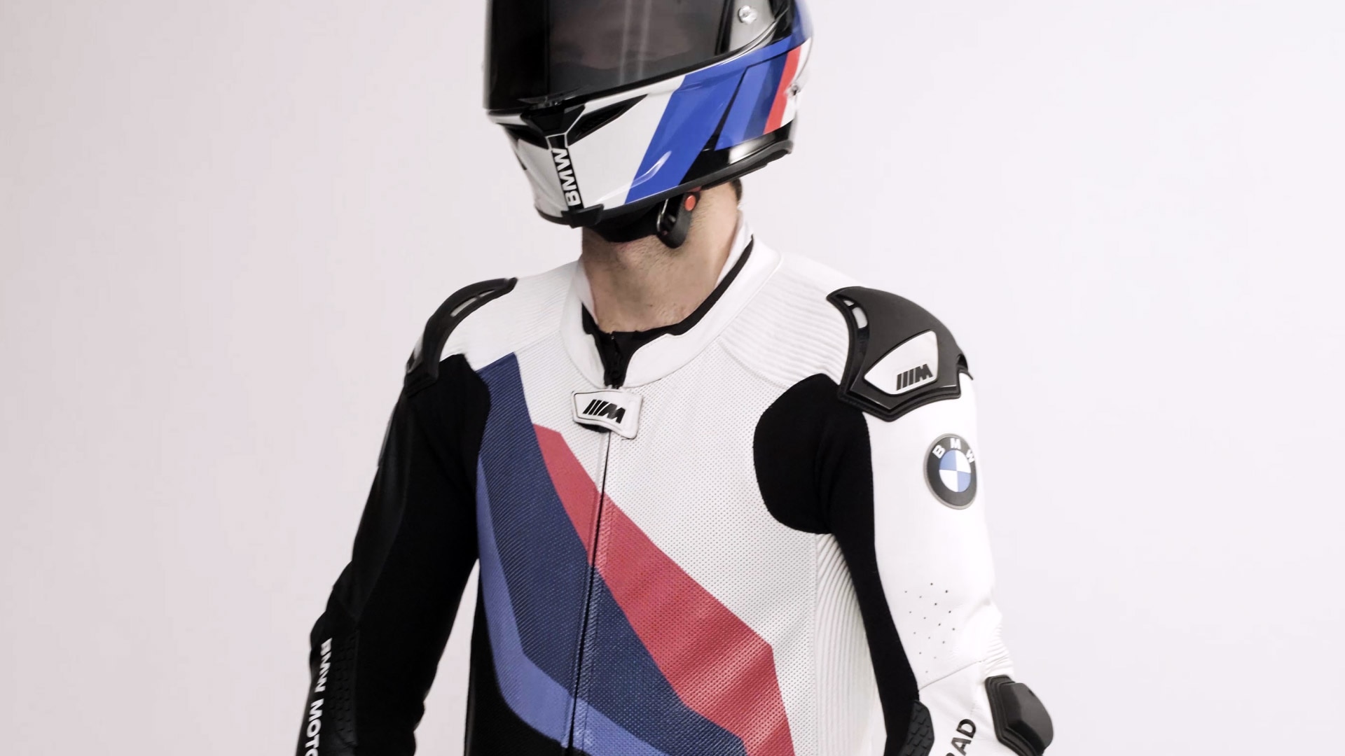 A video showcasing the M Pro Race Comp suit by BMW Motorrad – including sophisticated safety features for racers.